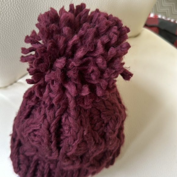 Hollister Burgundy Chunky Knit Pom Pom hat NWT ! - Picture 4 of 4